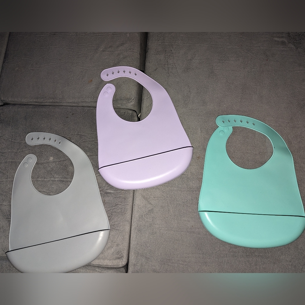Never used silicone baby bibs